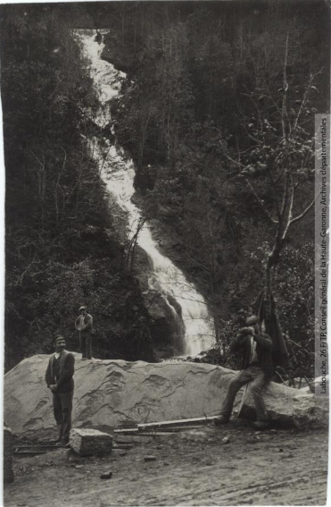 Vallée de l'Aude. 336. Route de Carcanières : 2e cascade de l'Aguzou. - Toulouse : maison Labouche frères, [entre 1900 et 1940]. - Photographie (1900/1940) - recto