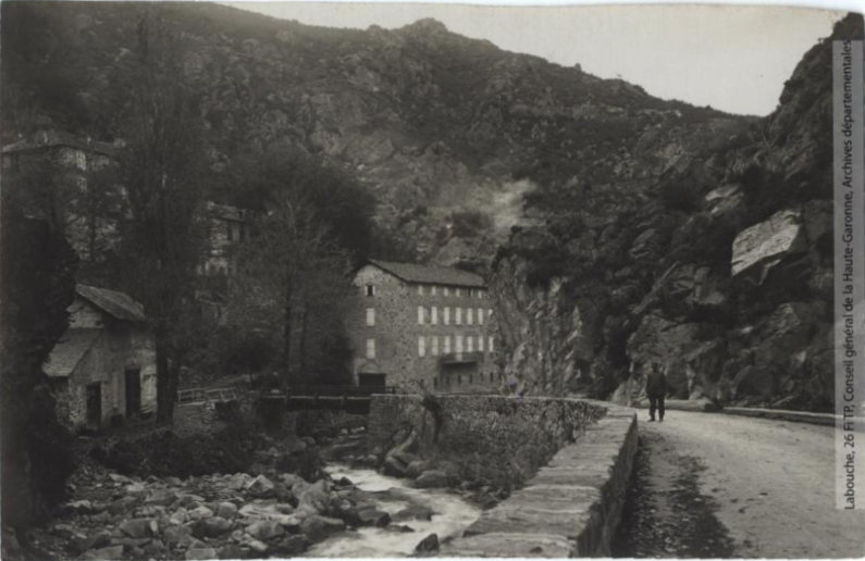Vallée de l'Aude. 338. Route de Carcanières et usine de l'Aguzou près Gesse. - Toulouse : maison Labouche frères, [entre 1900 et 1940]. - Photographie (1900/1940) - recto