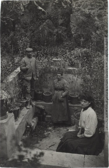 Vallée de l'Aude. 341. Carcanières : source Bonnail. - Toulouse : maison Labouche frères, [entre 1900 et 1920]. - Photographie (1900/1920) - recto