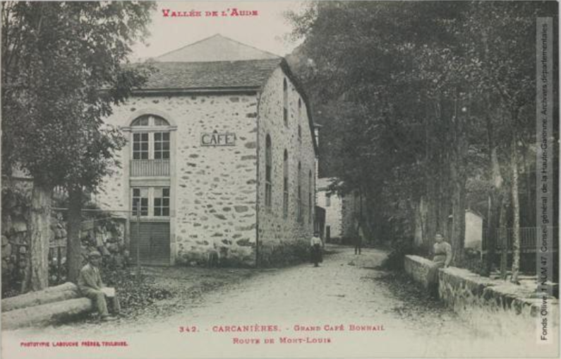 Vallée de l'Aude. 342. Carcanières : grand café Bonnail, route de Mont-Louis. - Toulouse : phototypie Labouche frères, marque LF au verso, [entre 1909 et 1925]. - Carte postale (1909/1925) - recto