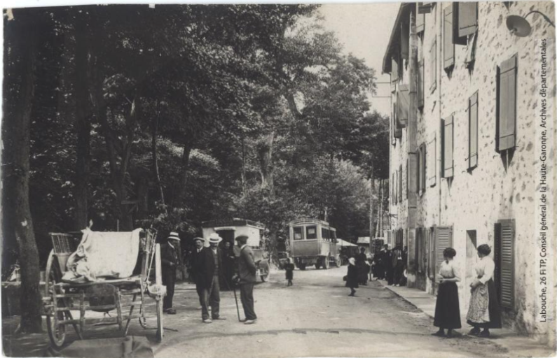 Vallée de l'Aude. 473. Escouloubre : devant les établissements Sarda : départ des autobus. - Toulouse : maison Labouche frères, [entre 1900 et 1940]. - Photographie (1900/1940) - recto