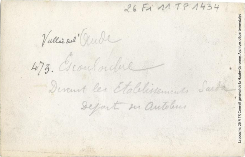 Vallée de l'Aude. 473. Escouloubre : devant les établissements Sarda : départ des autobus. - Toulouse : maison Labouche frères, [entre 1900 et 1940]. - Photographie (1900/1940) - verso