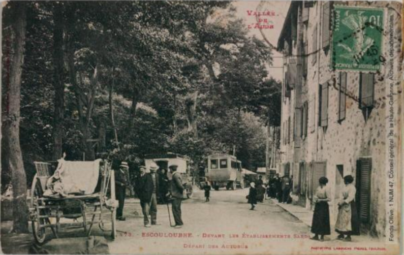 Vallée de l'Aude. 473. Escouloubre : devant les établissements Sarda : départ des autobus. - Toulouse : phototypie Labouche frères, marque LF au verso, [entre 1911 et 1925]. - Carte postale (1911/1925) - recto
