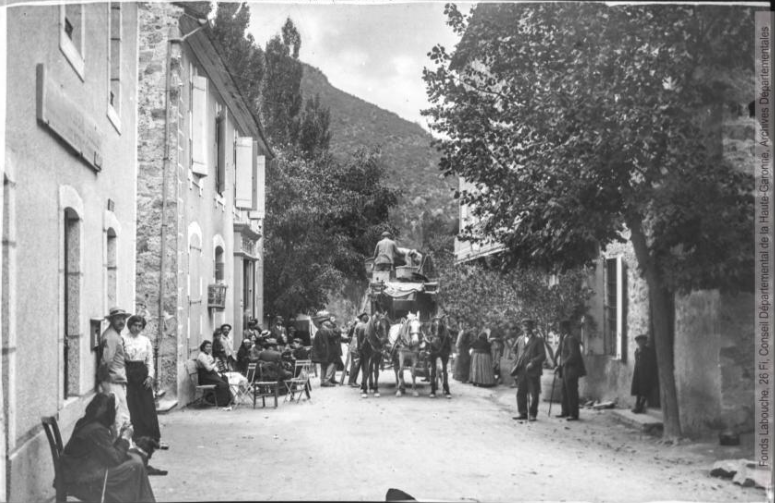 Vallée de l'Aude. 474. Escouloubre : la poste et arrivée de la diligence. - Toulouse : phototypie Labouche frères, marque LF au verso, [entre 1911 et 1925]. - Carte postale (1911/1925) - recto