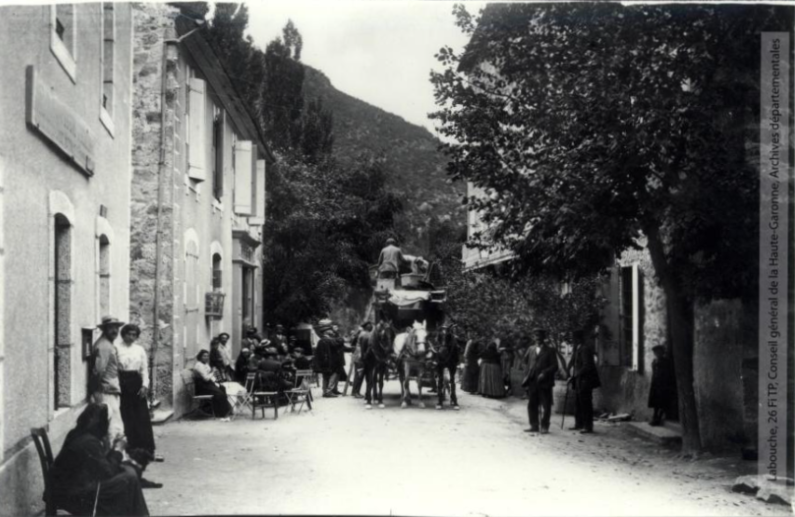 Vallée de l'Aude. 474. Escouloubre : la poste et arrivée de la diligence. - Toulouse : phototypie Labouche frères, marque LF au verso, [entre 1911 et 1925]. - Carte postale (1911/1925) - recto2