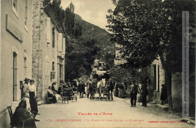 Vallée de l'Aude. 474. Escouloubre : la poste et arrivée de la diligence. - Toulouse : phototypie Labouche frères, marque LF au verso, [entre 1911 et 1925]. - Carte postale (1911/1925) - recto3