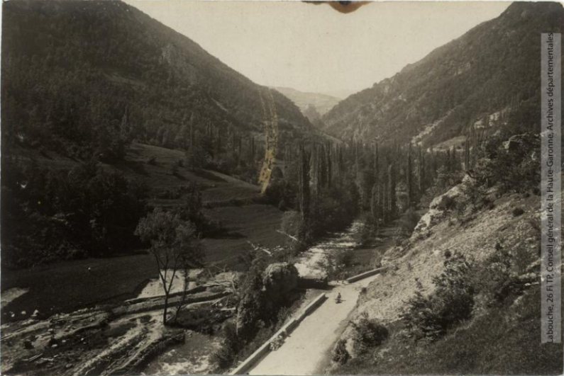 81. Usson : la vallée en aval de l'établissement / photographie Henri Jansou (1874-1966). - Toulouse : maison Labouche frères, [entre 1900 et 1940]. - Photographie (1900/1940) - recto