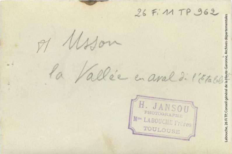 81. Usson : la vallée en aval de l'établissement / photographie Henri Jansou (1874-1966). - Toulouse : maison Labouche frères, [entre 1900 et 1940]. - Photographie (1900/1940) - verso