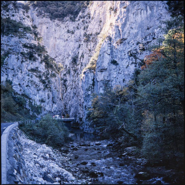 Vue plongeante sur la route dans la vallée et les gorges de l'Aude.