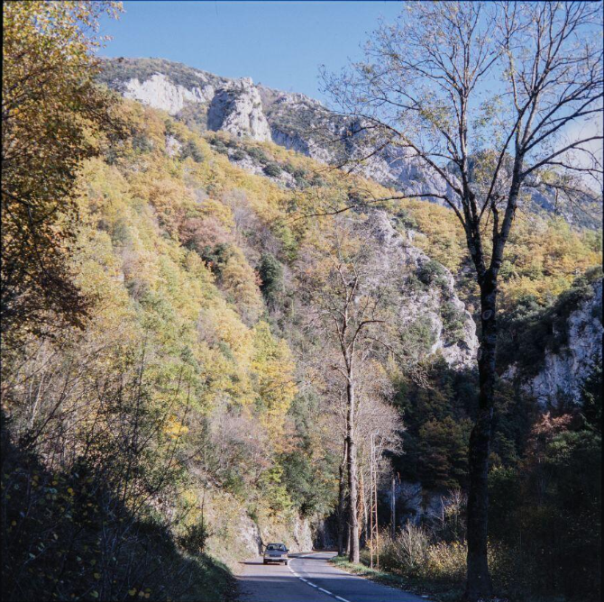 Une voiture sur la route dans les gorges de l'Aude (partie ensoleillée).