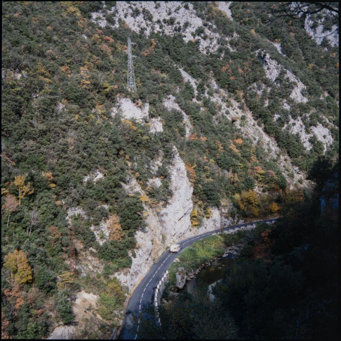Vue plongeante sur la route dans la vallée et les gorges de l'Aude.