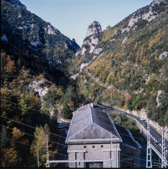 Vue prise d'une hauteur sur la centrale hydroélectrique de Nentilla (Sainte-Colombe-sur-Guette) et la route dans la vallée et les gorges de l'Aude.