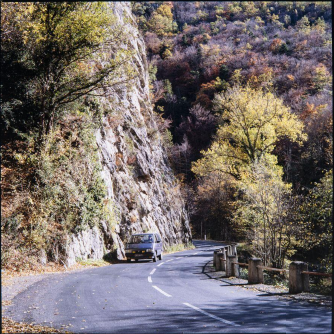 Vues d'une voiture sur la route et d'un versant rocheux des gorges de l'Aude.
