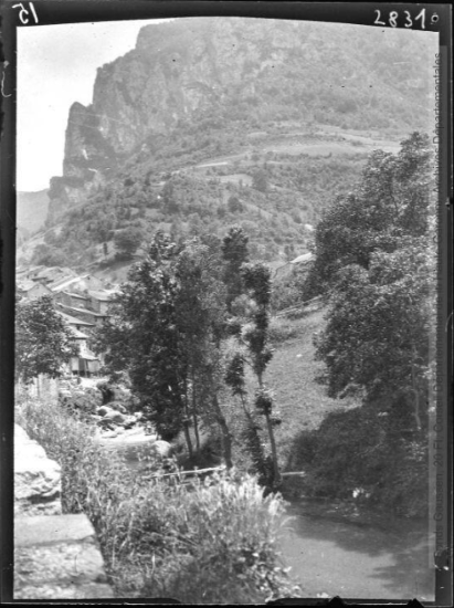 Haute vallée de l'Aude : Sainte-Colombe-sur-Guette ; vue prise de l'aval vers l'amont, du nord vers le sud. - mai-juillet 1922