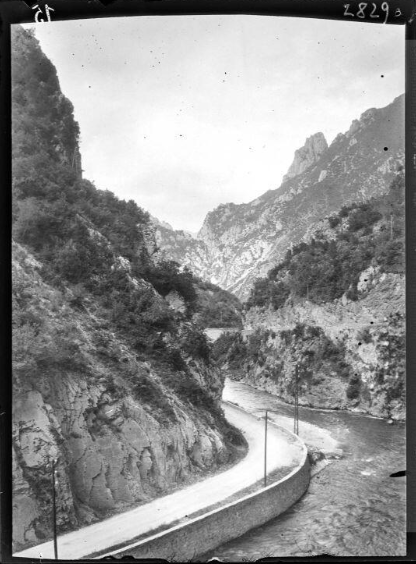 Haute vallée de l'Aude en amont d'Axat et de l'embranchement de la route menant au col de Jau, tournant de la route départementale 118 au niveau de l'usine électrique actuelle de Nentilla, vue prise vers l'aval. - mai-juillet 1922.-Jardin Botanique et Arboretum Henri Gaussen (1880-1948)