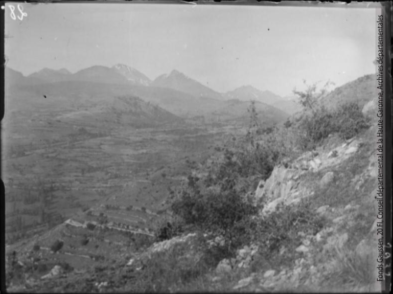 Pays de Sault oriental depuis les environs d'Escouloubre vers le Donezan, à l'arrière-plan, Roc Blanc, pic de la Camisette, pic de Balbonne. - juin 1925. - Jardin Botanique et Arboretum Henri Gaussen