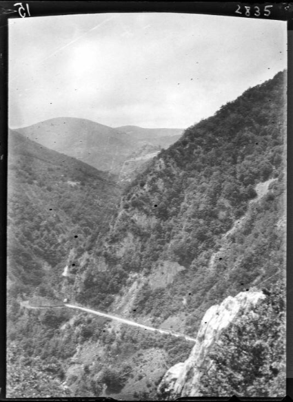 Paysage montagneux de l'Aude ou des Pyrénées-Orientales ? Vue générale de la route et tunnel - [1922]. Jardin Botanique et Arboretum Henri Gaussen (1880-1948)