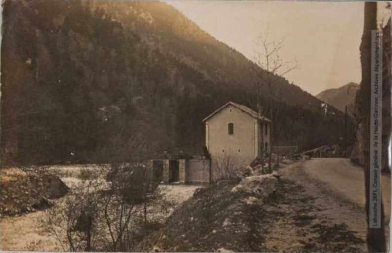 Aude. Prise d'eau de l'usine électrique. Vallée de Gesse / photographie Amédée Trantoul (1837-1910). - Toulouse : maison Labouche frères, [entre 1900 et 1910]. - Photographie (1900/1910) - recto