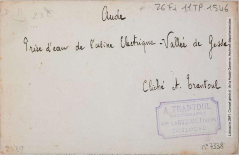 Aude. Prise d'eau de l'usine électrique. Vallée de Gesse / photographie Amédée Trantoul (1837-1910). - Toulouse : maison Labouche frères, [entre 1900 et 1910]. - Photographie (1900/1910) - verso