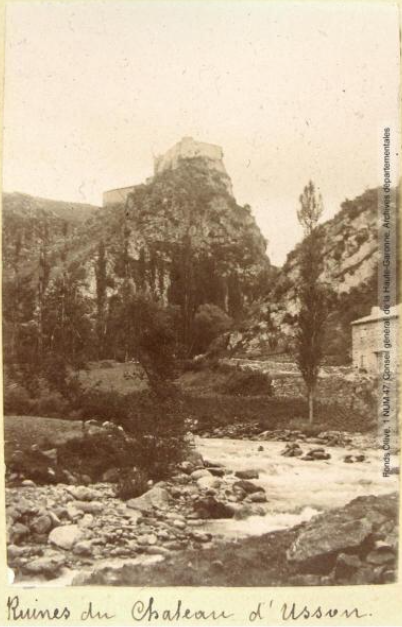 Ruines du château d'Usson. - 11-14 juillet 1897. - Photographie (1897) - cartes postales Labouche et photographies de la collection de M. Pierre Olive - Excursions de l'association la Tortue - 2