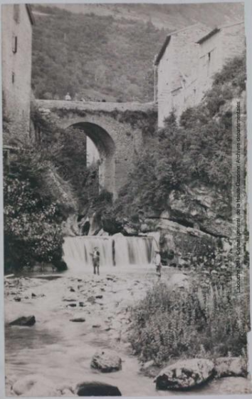 S.-O. 4e série. 454. Sainte-Colombe-sur-Guette (Aude) : le pont. - Toulouse : maison Labouche frères, [entre 1900 et 1940]. - Photographie (1900/1940) - recto