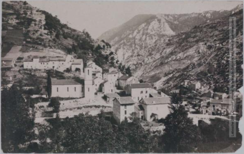 S.-O. 4e série. 455. Sainte-Colombe-sur-Guette (Aude) : vue du quartier de l'église. - Toulouse : maison Labouche frères, [entre 1900 et 1940]. - Photographie (1900/1940) - recto