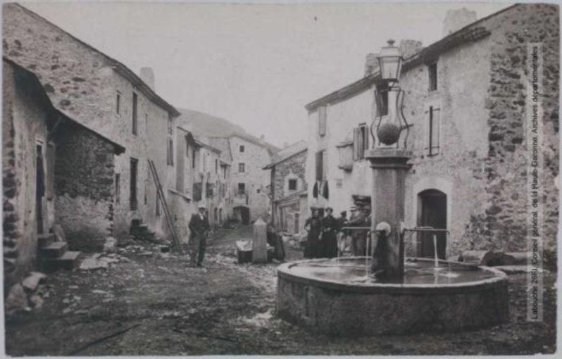 S.-O. 4e série. 456. Vallée de l'Ayguette [Aiguette]. Counozouls (Aude) : la fontaine et la place. - Toulouse : maison Labouche frères, [entre 1900 et 1920]. - Photographie (1900/1920) - recto