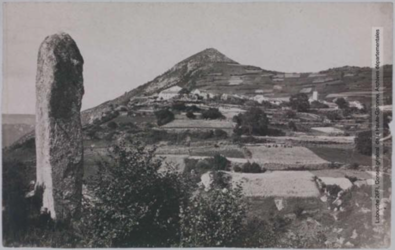 S.-O. 4e série. 459. Vallée de l'Ayguette [Aiguette]. Counozouls (Aude) : le dolmen et le village. - Toulouse : maison Labouche frères, [entre 1900 et 1940]. - Photographie (1900/1940) - recto