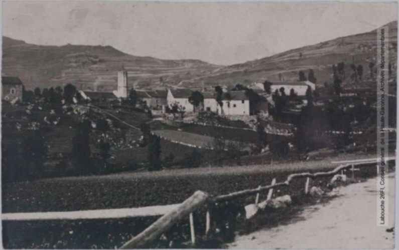 S.-O. 4e série. 464. Vallée de l'Ayguette [Aiguette] (Aude). Le Bousquet (1117 m d'alt) : vue de la route d'Axat. - Toulouse : maison Labouche frères, [entre 1900 et 1940]. - Photographie (1900/1940) - recto