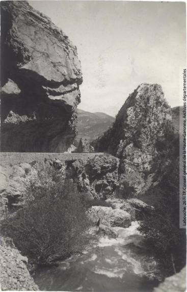 Vallée de l'Aude et environs. 228 bis. Le Rebenty : vallée de Joucou / photographie Henri Jansou (1874-1966). - Toulouse : maison Labouche frères, [entre 1900 et 1940]. - Photographie (1900/1940) recto