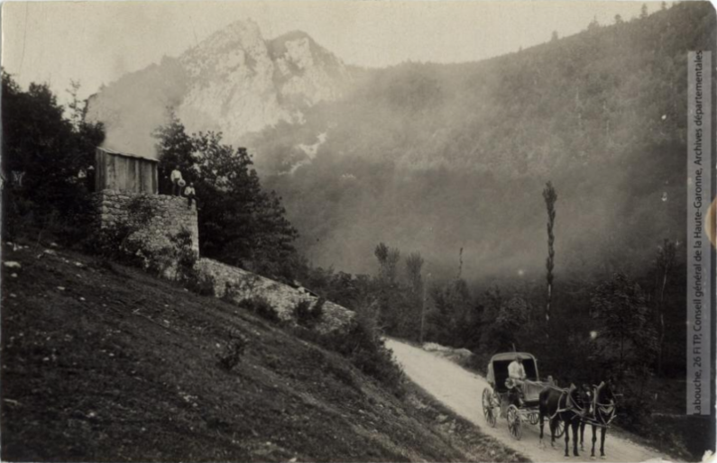 Vallée de l'Aude. 229. Vallée de Rebenty : le four à chaux à la sortie des gorges de Joucou / photographie Henri Jansou (1874-1966). - Toulouse : maison Labouche frères, [entre 1900 et 1940]. - Photographie (1900/1940) recto