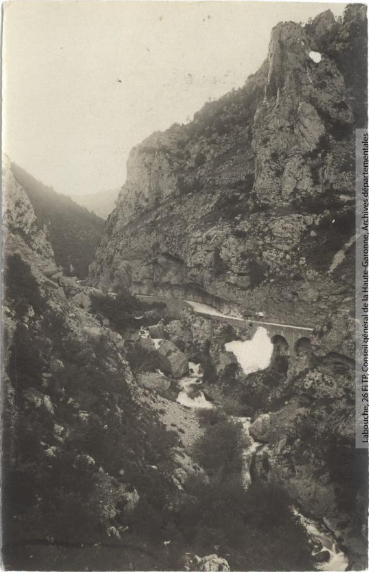 Vallée de l'Aude et environs. 231. Vallée du Rebenty : défilé de la route et du Rebenty (vers Niort) / photographie Henri Jansou (1874-1966). - Toulouse : maison Labouche frères, [entre 1900 et 1940]. - Photographie (1900/1940) recto