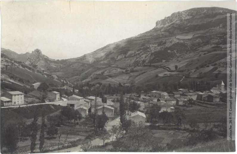 Vallée de l'Aude et environs. 232. Vallée du Rebenty : Joucou : vue générale / photographie Henri Jansou (1874-1966). - Toulouse : maison Labouche frères, [entre 1900 et 1940]. - Photographie (1900/1940) recto