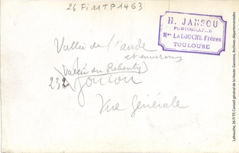 Vallée de l'Aude et environs. 232. Vallée du Rebenty : Joucou : vue générale / photographie Henri Jansou (1874-1966). - Toulouse : maison Labouche frères, [entre 1900 et 1940]. - Photographie (1900/1940) verso