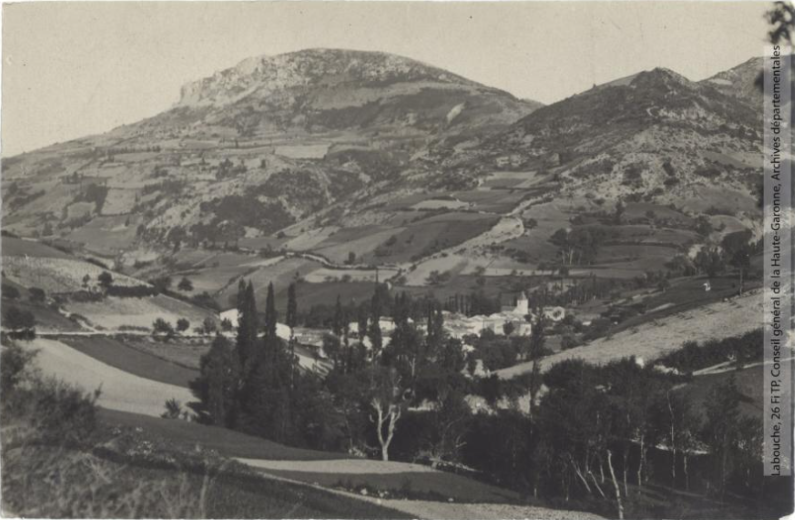 Vallée de l'Aude et environs. 232. Vallée de Rebenty : village de Joucou / photographie Henri Jansou (1874-1966). - Toulouse : maison Labouche frères, [entre 1900 et 1940]. - Photographie (1900/1940) recto