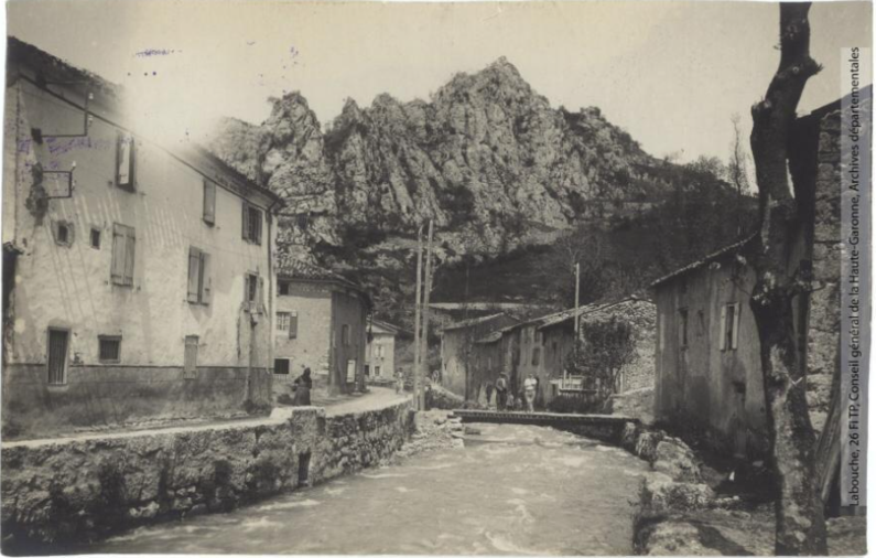 Vallée de l'Aude et environs. 250. Le Rebenty : dans le village de Niort[-de-Sault] / photographie Henri Jansou (1874-1966). - Toulouse : maison Labouche frères, [entre 1900 et 1940]. - Photographie (1900/1940) recto