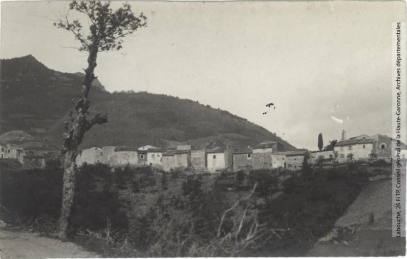 Vallée de l'Aude et environs. 383. Vallée du Rebenty : village de Cailla / photographie Henri Jansou (1874-1966). - Toulouse : maison Labouche frères, [entre 1900 et 1940]. - Photographie (1900/1940) recto