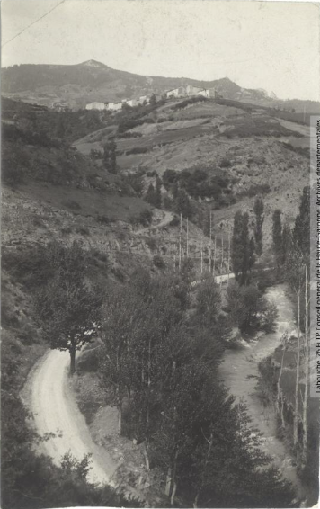 Vallée de l'Aude et environs. 384. Vallée du Rebenty, en haut le village de Cailla / photographie Henri Jansou (1874-1966). - Toulouse : maison Labouche frères, [entre 1900 et 1940]. - Photographie (1900/1940) recto