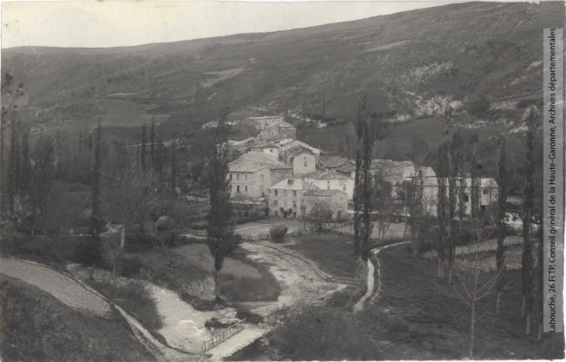 Vallée de l'Aude et environs. 385. Le Rebenty. Belfort[-sur-Rebenty] : vue générale / photographie Henri Jansou (1874-1966). - Toulouse : maison Labouche frères, [entre 1900 et 1940] recto