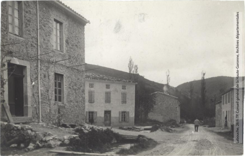 Vallée de l'Aude et environs. 386. Le Rebenty. Belfort[-sur-Rebenty] : la place et route de Quillan / photographie Henri Jansou (1874-1966). - Toulouse : maison Labouche frères, [entre 1900 et 1940] recto