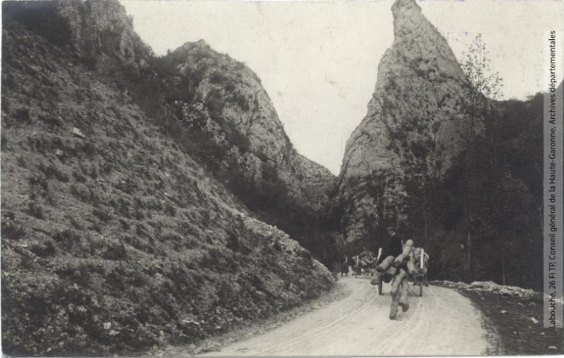 Vallée de l'Aude. 388. Le Rebenty : la route et rocher Courle près Belfort[-sur-Rebenty] / photographie Henri Jansou (1874-1966). - Toulouse : maison Labouche frères, [entre 1900 et 1940] recto