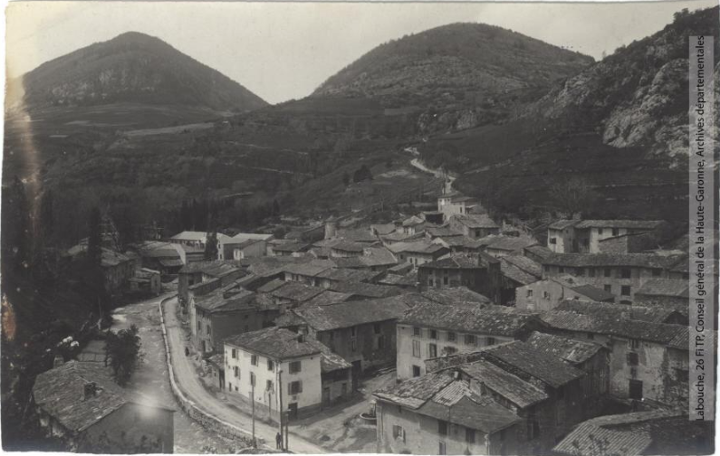 Vallée de l'Aude et environs. 391. Le Rebenty : Niort[-de-Sault] : vue générale / photographie Henri Jansou (1874-1966). - Toulouse : maison Labouche frères, [entre 1900 et 1940]. - Photographie (1900/1940) recto