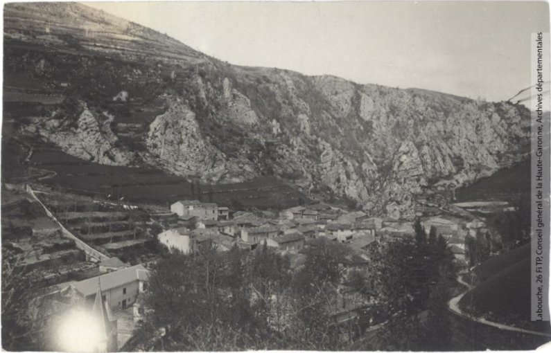 Vallée de l'Aude et environs. 392. Le Rebenty : Niort[-de-Sault] : vue panoramique / photographie Henri Jansou (1874-1966). - Toulouse : maison Labouche frères, [entre 1900 et 1940]. - Photographie (1900/1940) recto
