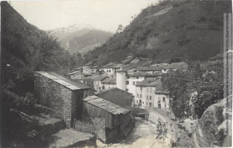 Vallée de l'Aude et environs. 396. Le Rebenty : Mérial : vue générale et montagne de Bulle / photographie Henri Jansou (1874-1966). - Toulouse : maison Labouche frères, [entre 1900 et 1940]. - Photographie recto