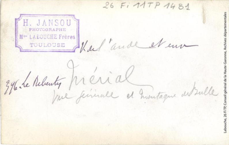 Vallée de l'Aude et environs. 396. Le Rebenty : Mérial : vue générale et montagne de Bulle / photographie Henri Jansou (1874-1966). - Toulouse : maison Labouche frères, [entre 1900 et 1940]. - Photographie verso