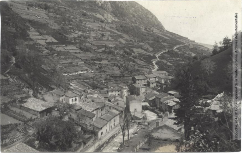 Vallée de l'Aude et environs. 397. Le Rebenty : Mérial : vue générale et chemin de Belcaire / photographie Henri Jansou (1874-1966). - Toulouse : maison Labouche frères, [entre 1900 et 1940]. - Photographie recto