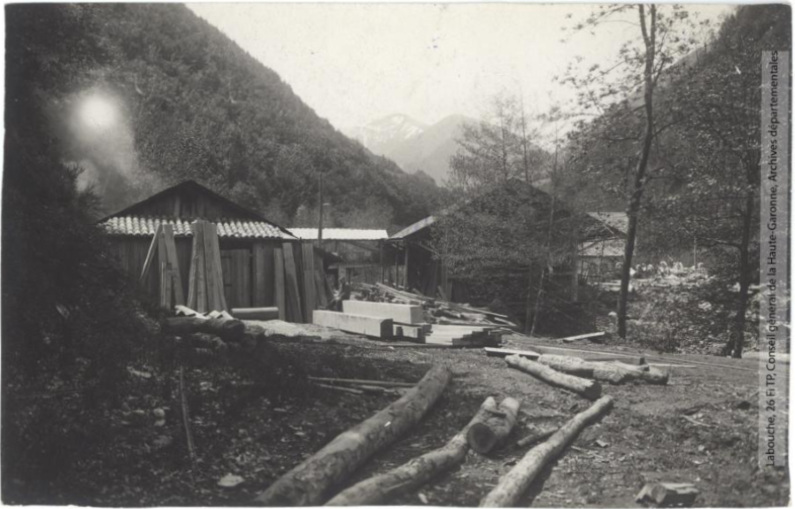 Vallée de l'Aude et environs. 399. Le Rebenty : scierie de Mérial, au fond montagne de La Fajolle / photographie Henri Jansou (1874-1966). - Toulouse : maison Labouche frères, [entre 1900 et 1940]. - Photographie recto