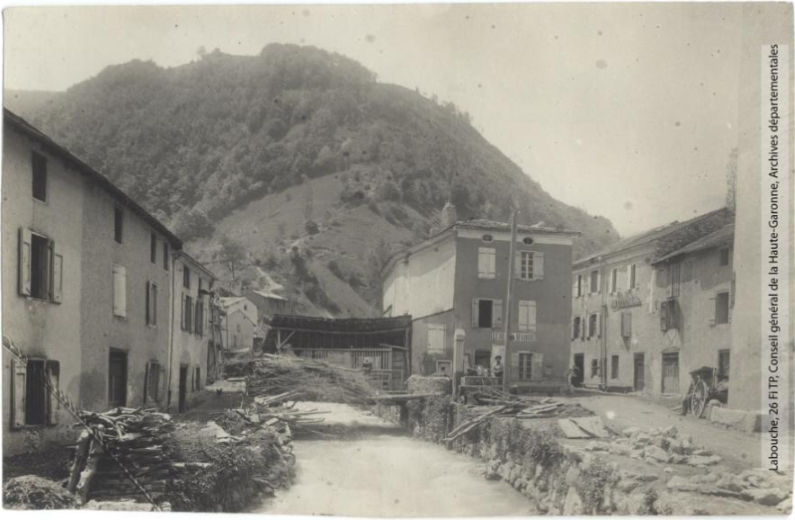 Vallée de l'Aude et environs. 400. Le Rebenty : Mérial : intérieur du village. - Toulouse : maison Labouche frères, [entre 1900 et 1940]. - Photographie recto