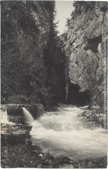 Vallée de l'Aude et environs. 401. Le Rebenty : Mérial : gorges d'Abdoutchis / photographie Henri Jansou (1874-1966). - Toulouse : maison Labouche frères, [entre 1900 et 1940]. - Photographie recto