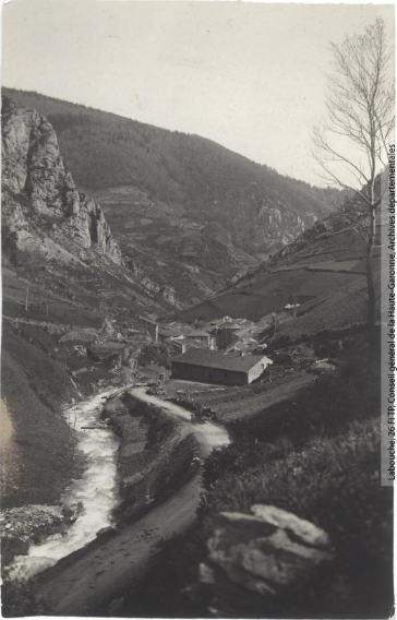 Vallée de l'Aude et environs. 402. Le Rebenty : La Fajolle : vue générale vers Belcaire / photographie Henri Jansou (1874-1966). - Toulouse : maison Labouche frères, [entre 1900 et 1940]. - Photographie (1900/1940)-recto